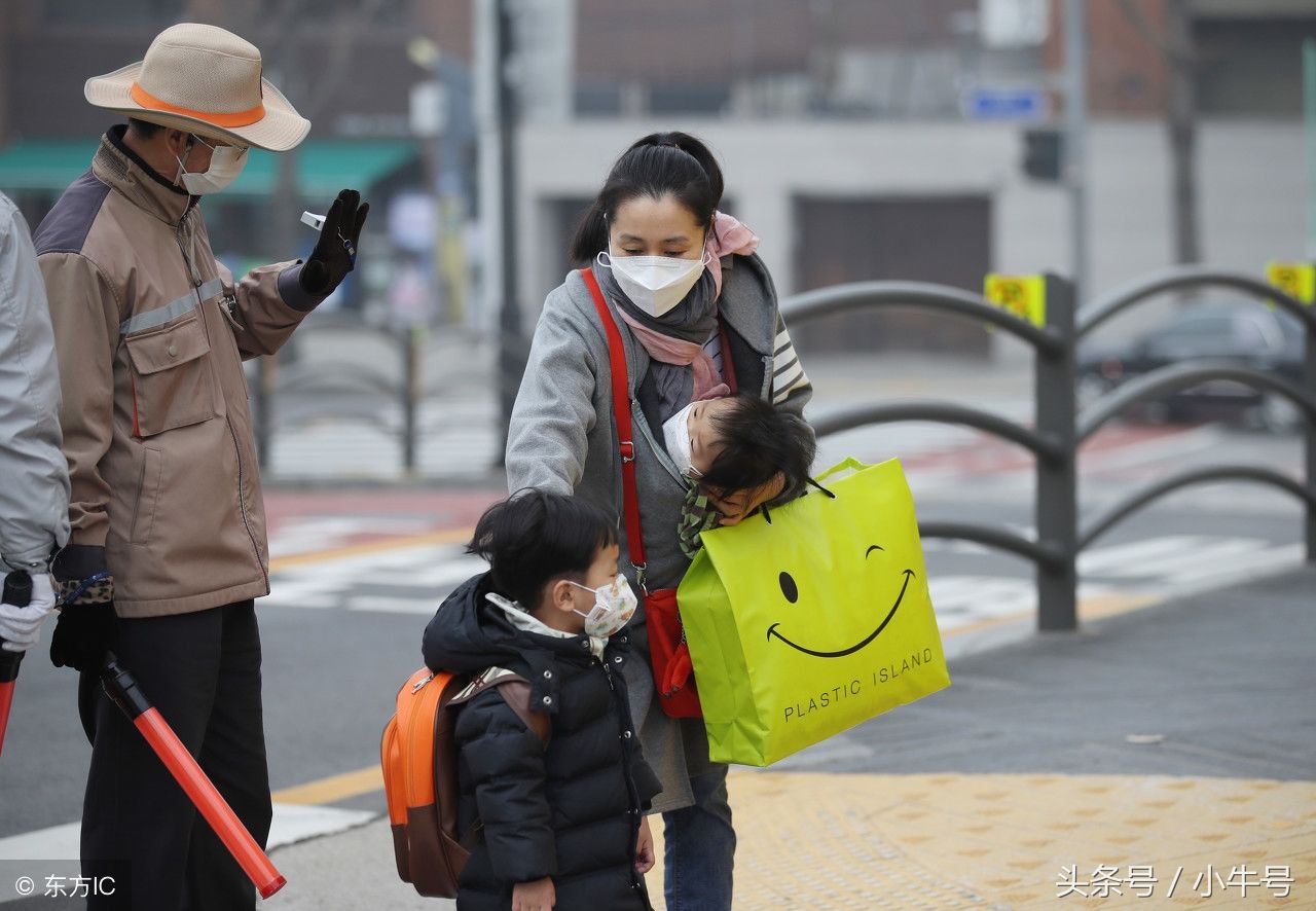 韩国首尔遭遇严重雾霾天气 民多戴口罩、防毒